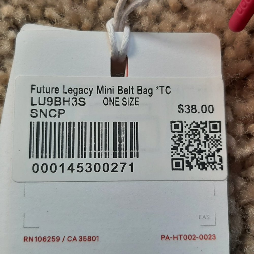 NEW LULULEMON TEAM CANADA FUTURE LEGACY BELT BAG - RARE / NO LONGER SOLD - Picture 4 of 4